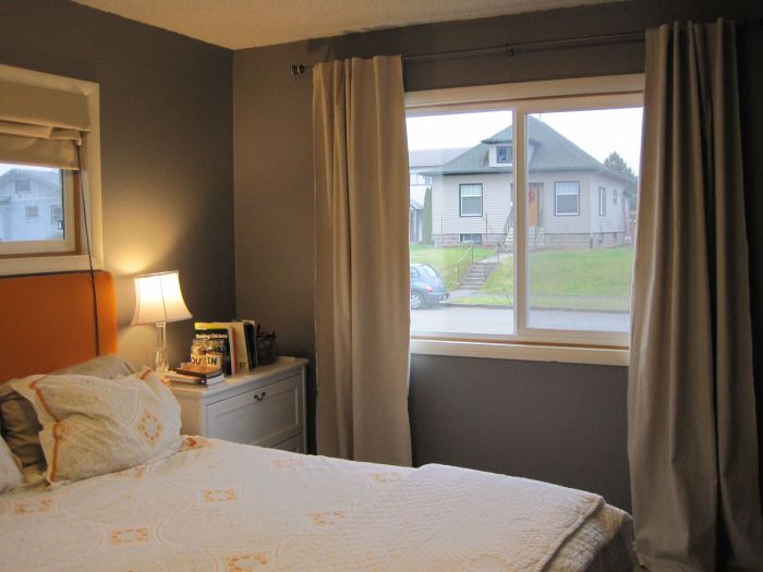 How to decorate short bedroom windows